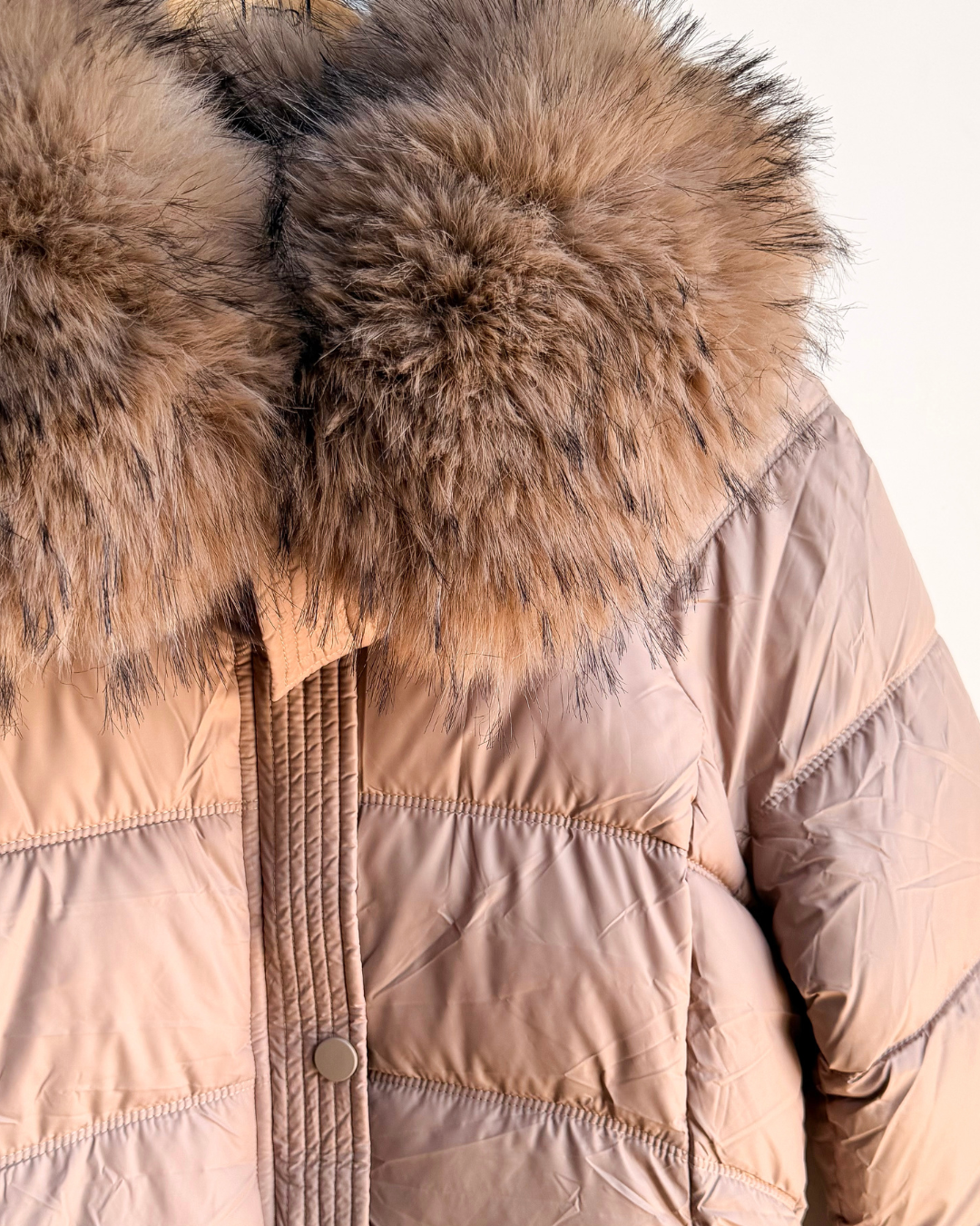 PARKA CON TRAPUNTATA CAPUCCIA